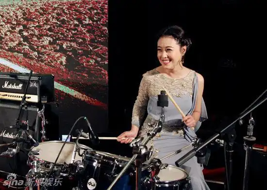 组图:周海媚穿仙气长裙打架子鼓 曝私下不强势_大陆星闻_明星-超级