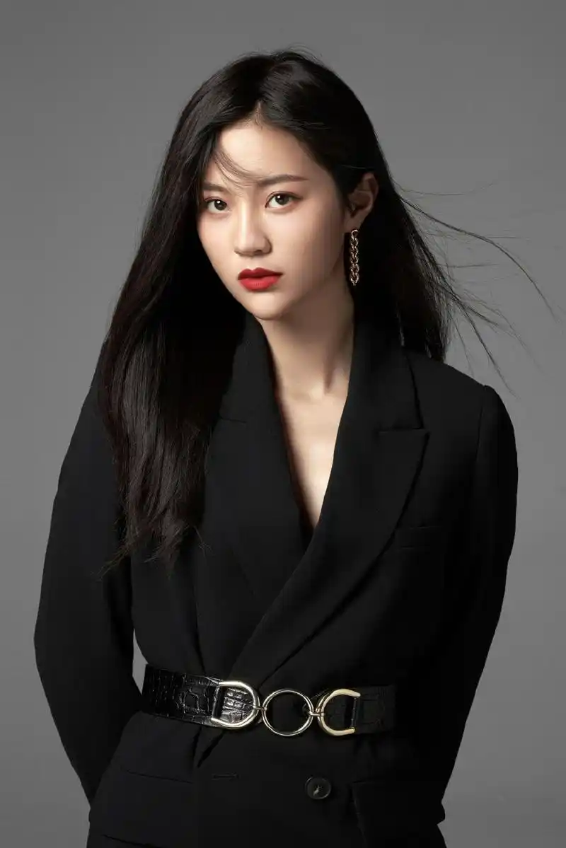 万籽麟性感红唇干练写真图片24