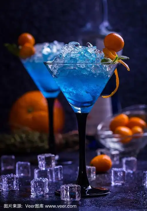马提尼杯中的蓝色鸡尾酒