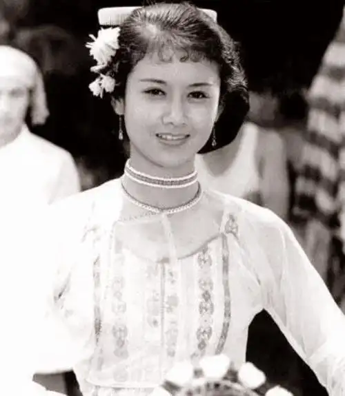 杨丽萍年轻时有多美?纯素颜出镜气质不凡,证件照也惊艳!