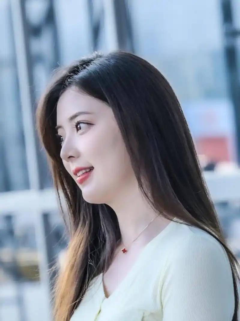 2023武汉国际车展 春晓 车展偶遇车模春晓,蹭拍一下,感受到了那惊人的