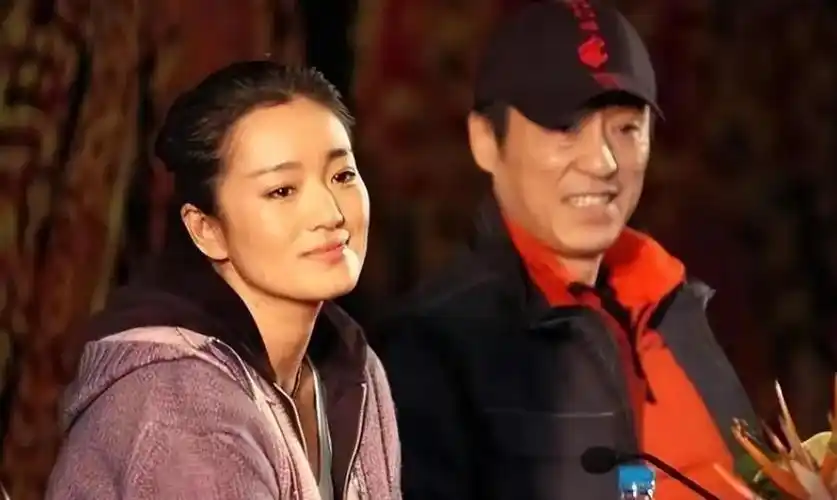 巩俐瘦了57岁现身长城气质炸裂网友这气场太可怕了