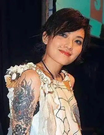 原创"音乐小魔女"范晓萱,打唇钉纹花臂,为男友摘除子宫永不婚_周迅