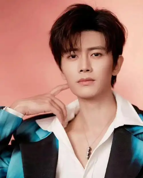 任嘉伦出轨已婚富婆韩庚炒旧饭被嘲雷佳音新片被下架包文婧炒作丑梗