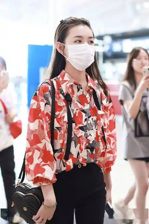 2023年8月17日,北京,蒋依依现身机场.身着印花衬衫青春有活力.