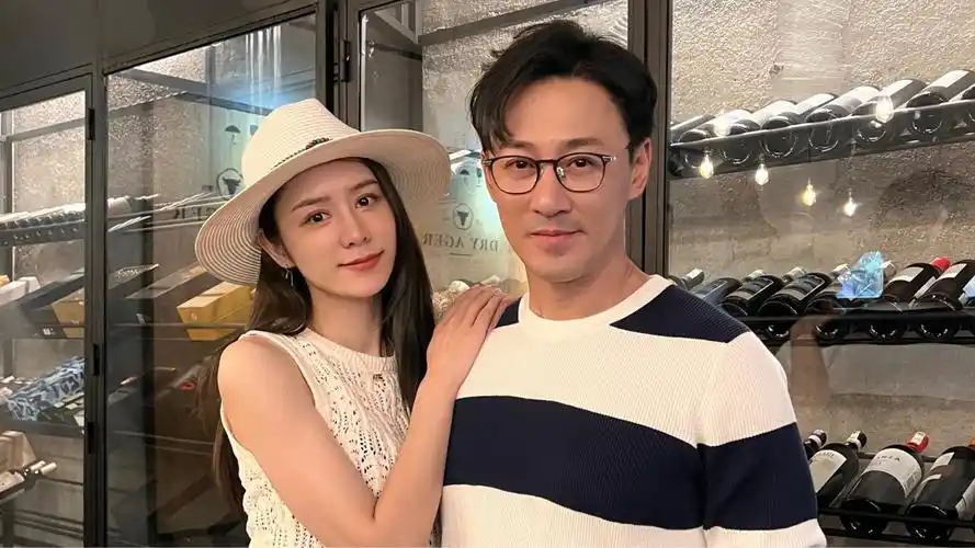 张馨月探班老公,林峯陪妻女嗨玩马来西亚,luna正脸曝光神似爸爸