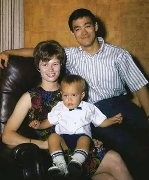 李小龙暴毙20年后,儿子李国豪在拍戏时被枪杀,开枪之人愧疚到死