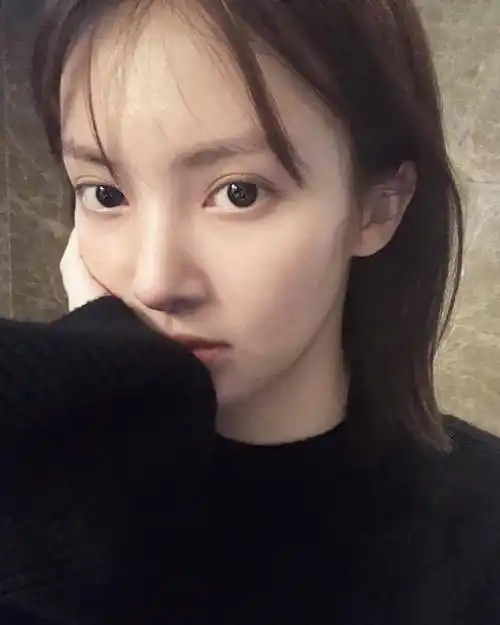 金晨素颜晒自拍超清爽 粉丝调侃"晨三岁"_凝视着