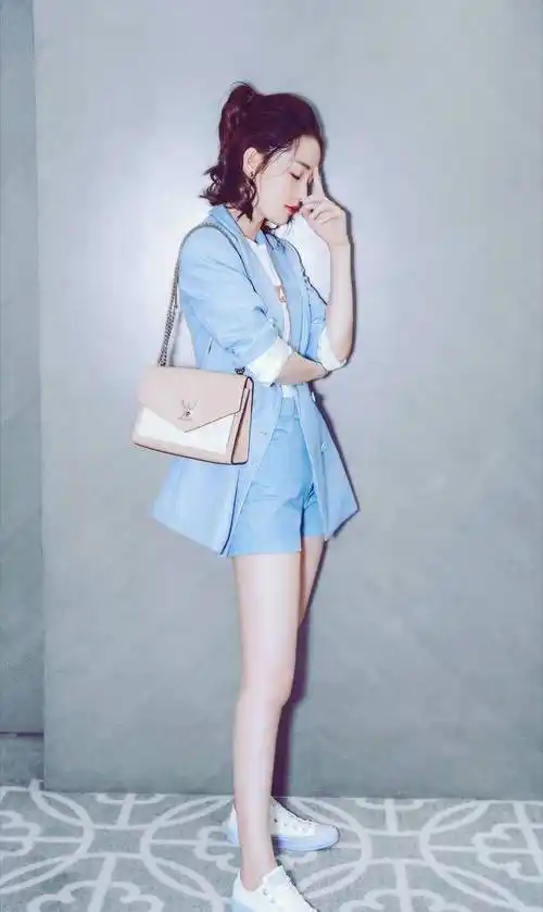 李沁身材太绝了,穿白色西装裙秀长腿,这腿美的该"上保险"了!