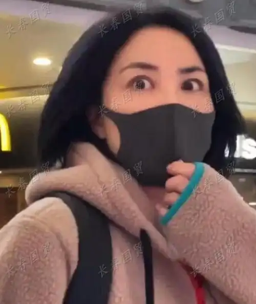 54岁王菲低调现身机场被拍,路人镜头下真实容颜曝光|素颜|冻龄|记者