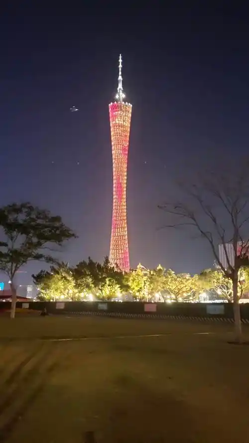 夜晚的珠江格外漂亮.两岸灯光璀璨夺目,广州塔巍然屹立眼前,光彩照人.