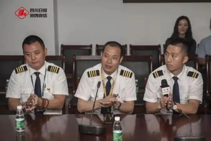 川航3u8633事件报告更多细节披露英雄机长缺氧飞行19分54秒