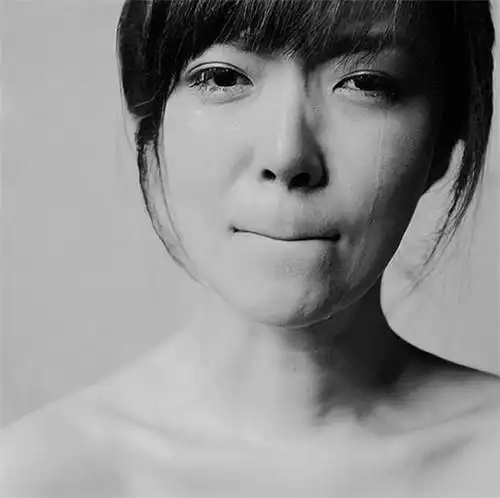 伤感图片女生哭泣黑白(3)_唯美图片