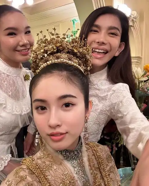 泰国最美变性人宝儿大婚,戴满金器风光出嫁,老公满脸幸福_腾讯新闻