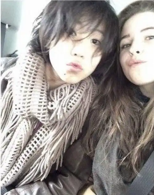 窦靖童与混血女友亲密照曝光 贴头嘟嘴扮可爱