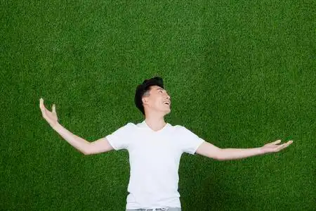 草地创意男青年照片