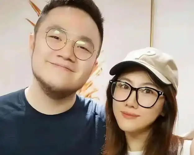 巴图首晒二胎正脸照三个月大儿子剃成小光头和爸爸似复制粘贴