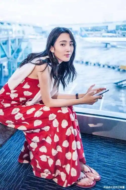 原创王紫璇八角帽黑色衣裤身材苗条她不仅很迷人而且很励志