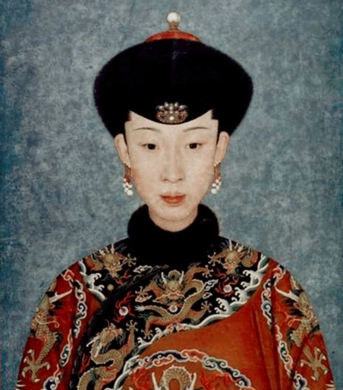另外,永琰的生母是皇贵妃(令妃,下图),受宠20余年,在那拉皇后被废后