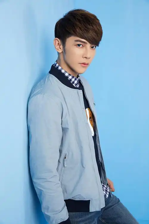 汪东城初秋写真曝光风衣造型温暖治愈