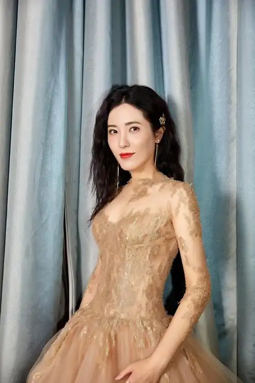 也正是因为这些阴差阳错,大学期间的曾黎从没外出过拍戏,所以她的事业