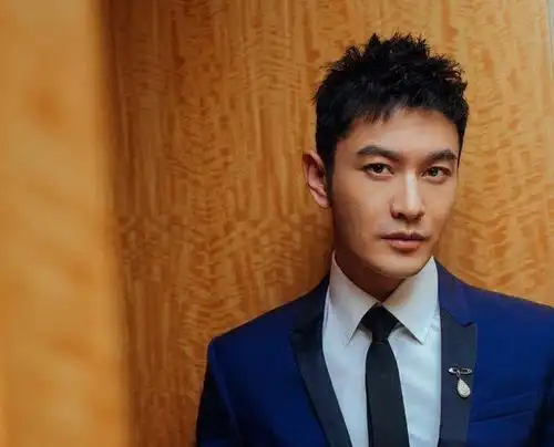 黄晓明回应"明学"心态好 42岁黄教主教梳中年西装短发帅成小伙