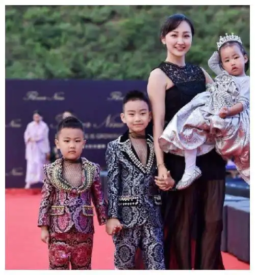 24岁嫁大13岁老公6年生3个孩子如今32岁被宠成公主