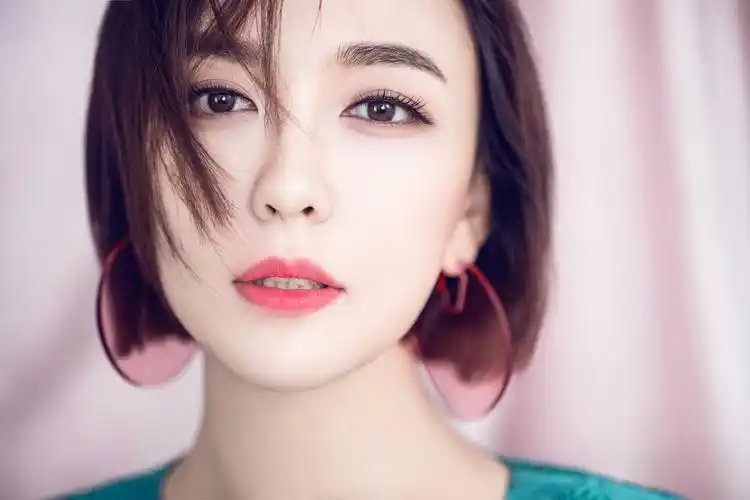 近日,人气女星吕佳容曝光了全新短发写真大片,镜头里的她一头齐耳短发