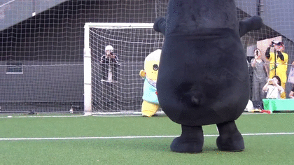 熊本熊球场踢足球射门gif动图_动态图_表情包下载_soogif