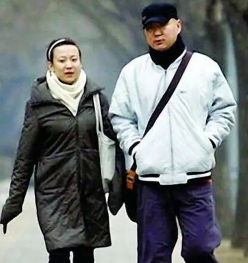 别看郭冬临在舞台上是经常换"老婆",像牛莉,周涛,黄杨,刘涛等都与他