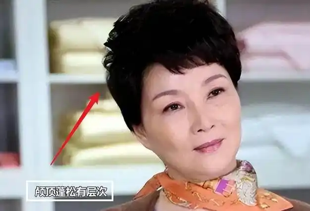 国民老妈专业户朱茵64岁穿花穿素都优雅妈妈们照穿就行