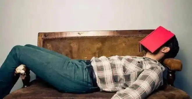 表面上看,是瘫倒在地,不再鸡血沸腾,实则内心已经毫无波澜,对任何事