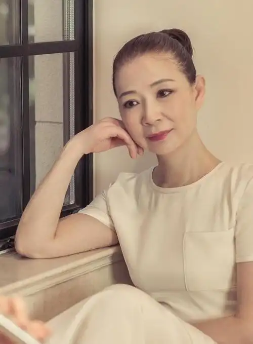 儿子放弃当红事业,离婚多年独立抚养,儿子走红后前夫却来沾光_仲小萍