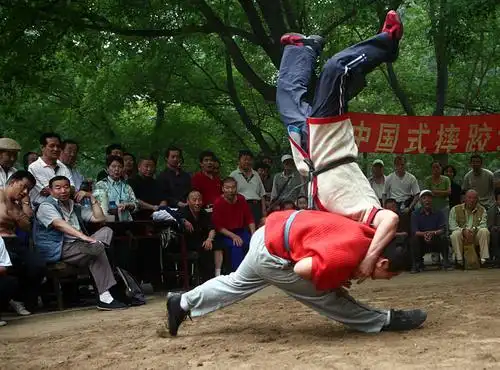 一些老摔交运动员在北京地坛公园开设了北京唯一一个中国式摔交场