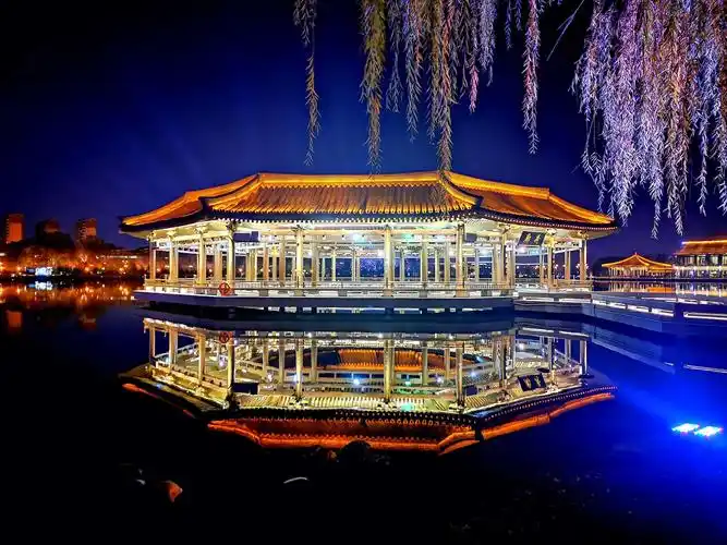 西安曲江南湖夜景