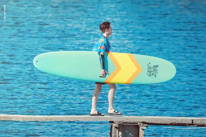 王一博冲浪一次成功##王一博夏日冲浪店