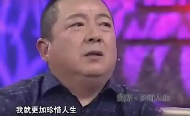 68岁央视主持人董浩近照,牙黄驼背老年斑,和58岁金龟子像爷头俩