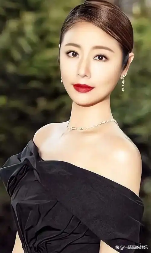 照片中的林心如全素颜出镜,肤色略显暗黄,看起来非常惬意自在.