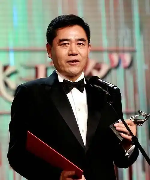 陈宝国捧儿子12年无用,却红在改名后,网友:榆木疙瘩也该开窍了_陈一诚