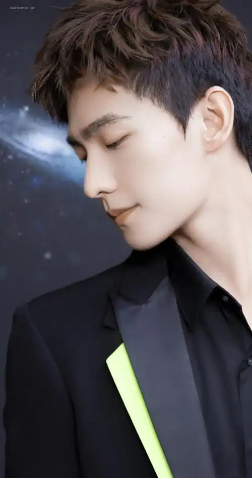 杨洋这个侧颜谁看了不说一声牛