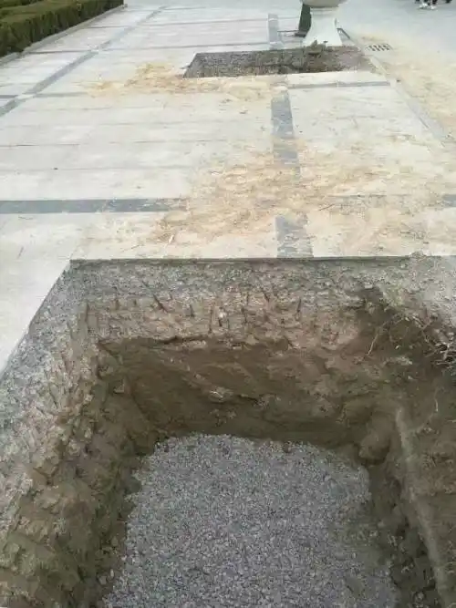 这是我们单位里植树造林挖的树坑,有一米半的深度,树坑底面铺了一层