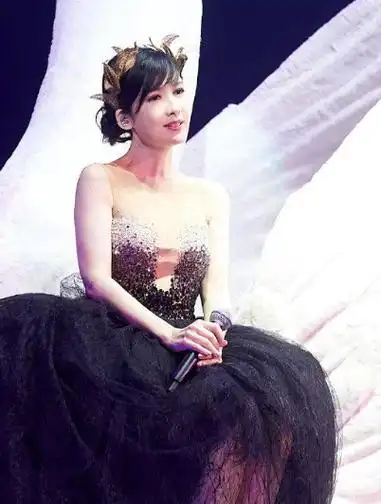 周慧敏国外演唱会现场照:穿衣重回港风路线