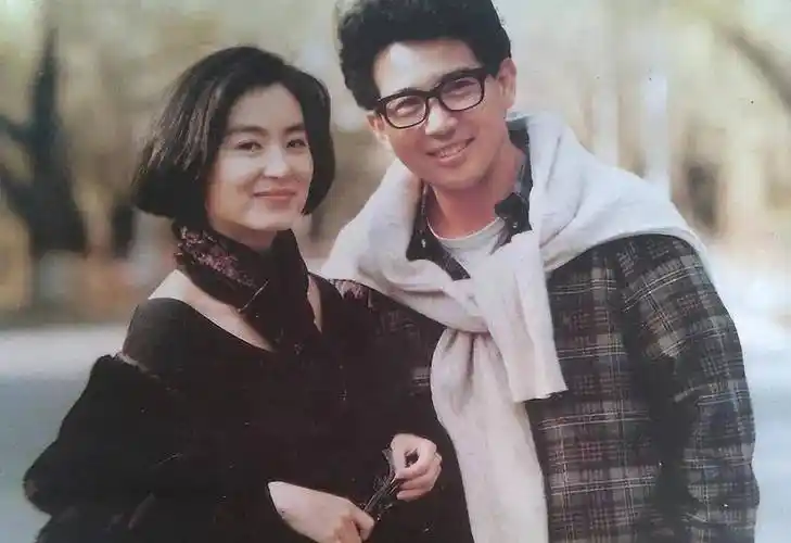 小三转正?林青霞伤心离港,邢李10带私生子祭祖赠百