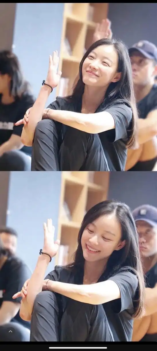 倪妮素颜都沁人心脾,一身黑色衣服简单庄重,不同表情竟然有不同美感