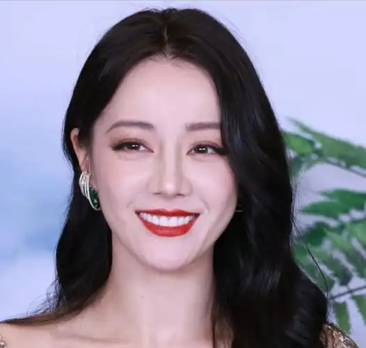 其实,迪丽热巴年纪也不小了,脸部略显老态是正常现象,本人可以放宽心