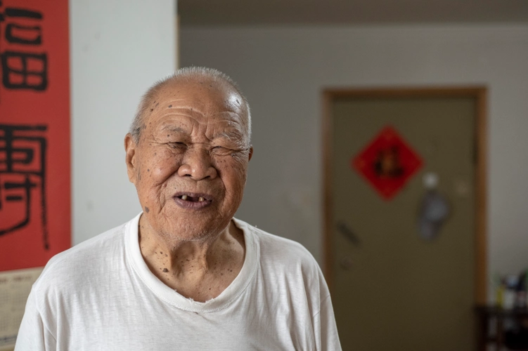 百岁老人刘书君100岁老人赠人玫瑰手有余香