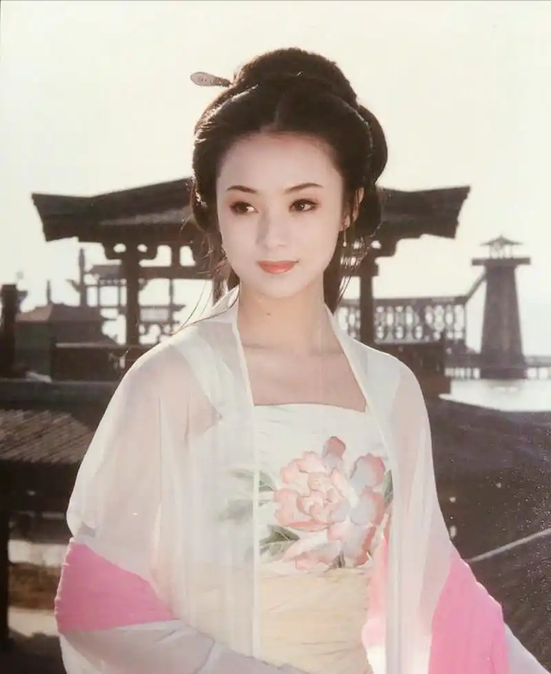 年轻时的如萍有多惊艳,52岁容貌早已不似当年,万人追的大美人  首发