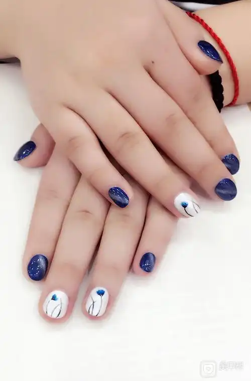 圆形手绘蓝色黑色白色美甲图片
