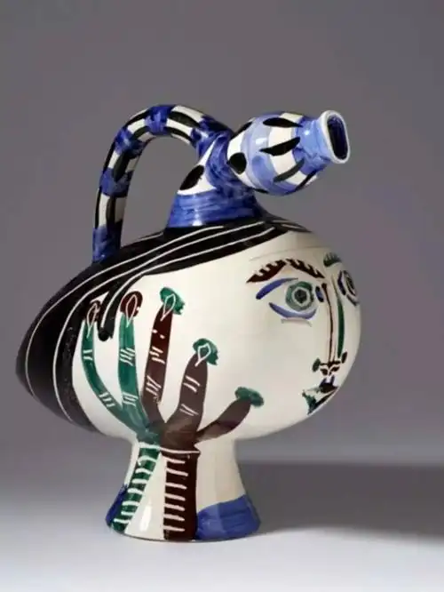 毕加索陶瓷作品毕加索曾这么评价自己的创作:"我的每一幅画中都装有我