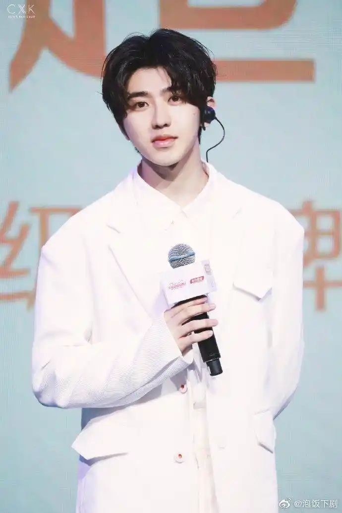 蔡徐坤白色西装 蔡徐坤珠海出席品牌活动现场饭拍~一身白色look的白马